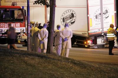 Pforzheim: LKW vom Mueller Fleisch verschiebt es die Ladung, dadurch starke Beschaedigung am Aufflieger